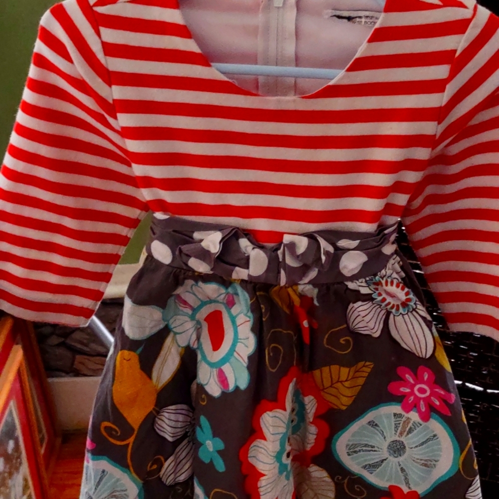 This is such an adorable little dress, the tags are missing out of it and size